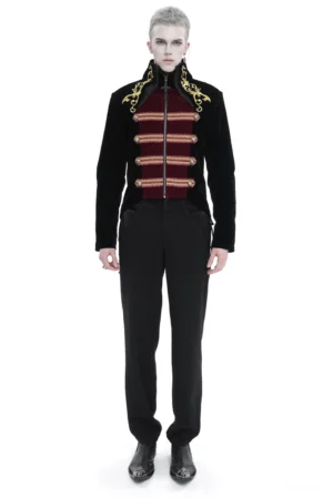 Schwarzer Gothic-Tailcoat mit Stehkragen und goldenem Barockstickerei Vorderansicht auf männlichem Modell schwarze Anzughose und Lederschuhe