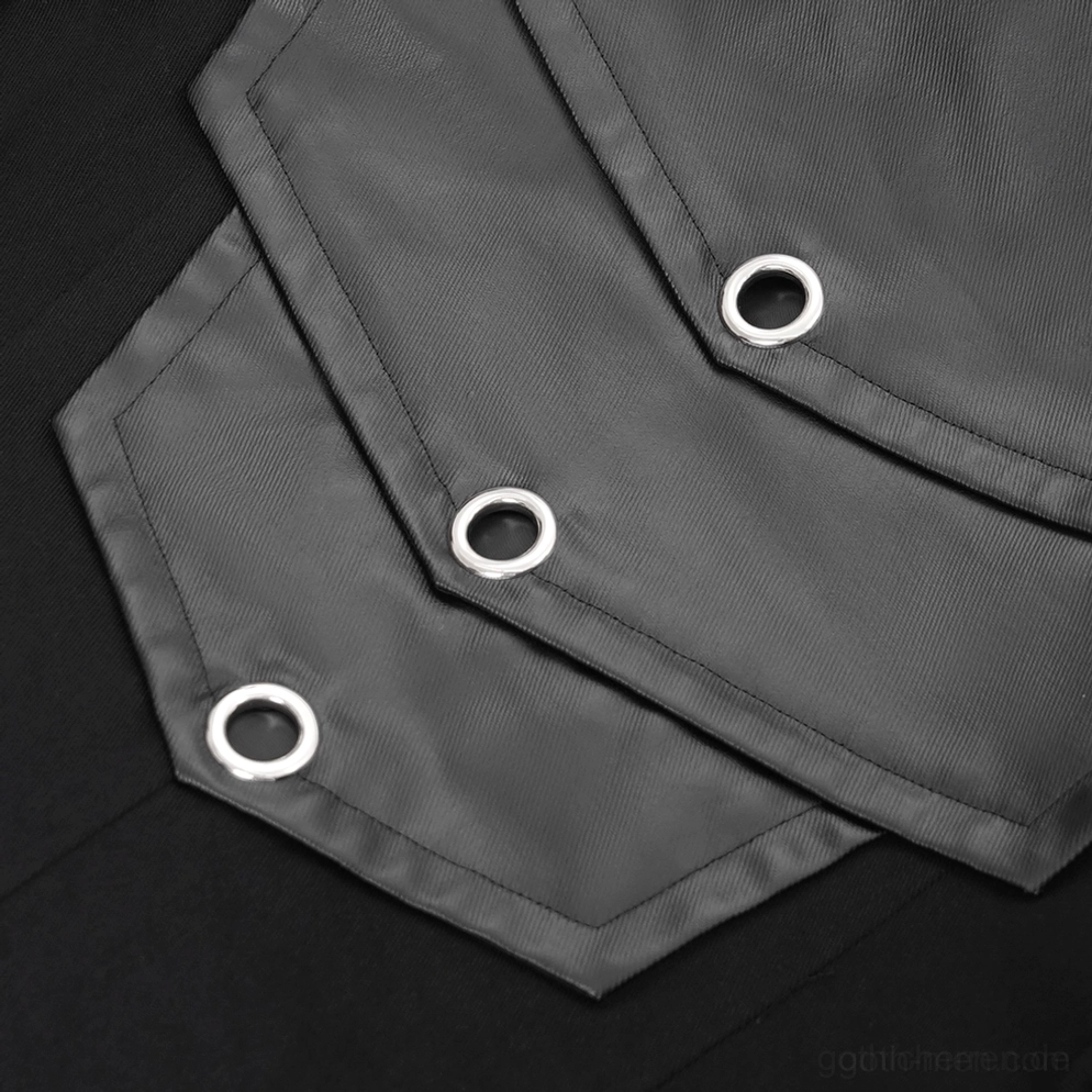 Ärmel-Detail des schwarzen Gothic-Trenchcoats mit Metallöse und synthetischem Leder-Paneel-Konstruktion, Hardwareplatzierung und Punk-Elemente