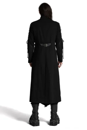 Schwarzer Gothic Herrenmantel mit Schnürverschluss-Ärmeln und Mesh-Paneelen von hinten in vollständiger Körperlänge auf männlichem Model, strukturierter Stand-Kragen, gerade Saumlinie