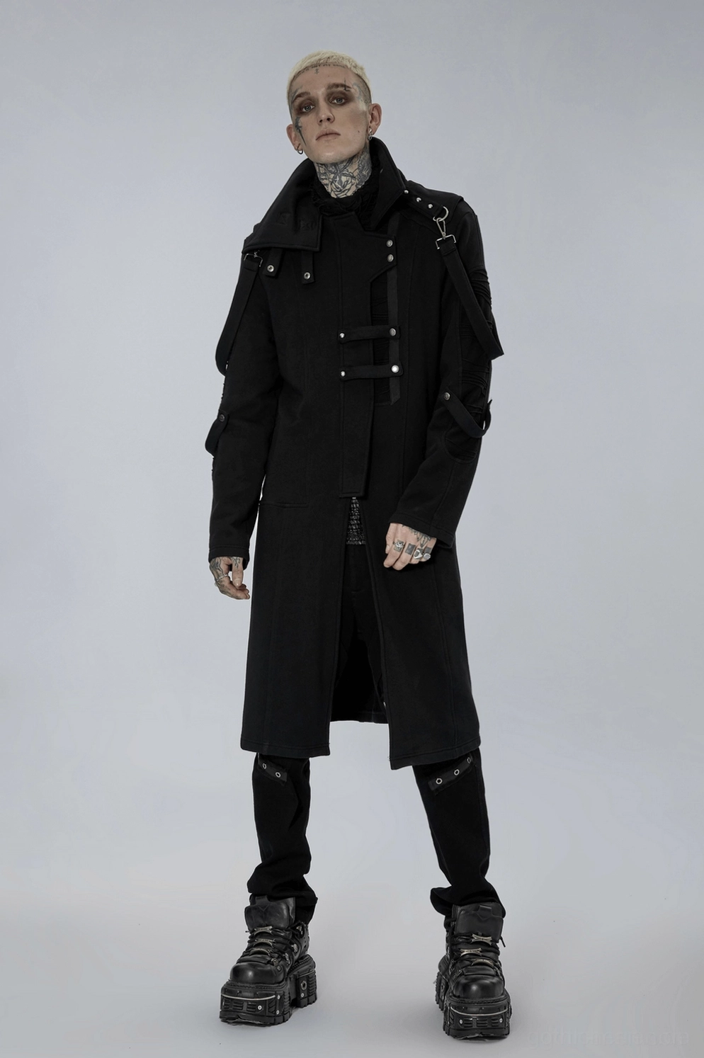 Schwarzer Gothic Trenchcoat - Vorderansicht volle Figur auf Modell zeigt asymmetrischen Kragen und taillierte schlanke Silhouette