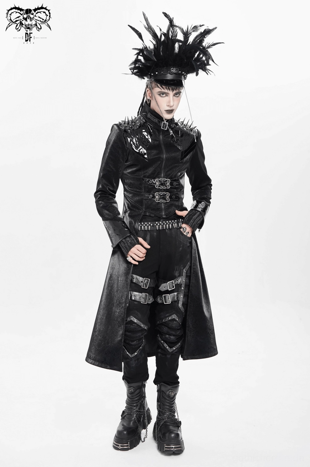 Schwarzer Gothic-Trenchcoat Seitenprofil-Ansicht, taillierter Schnitt und Längen-Proportionen Showcase