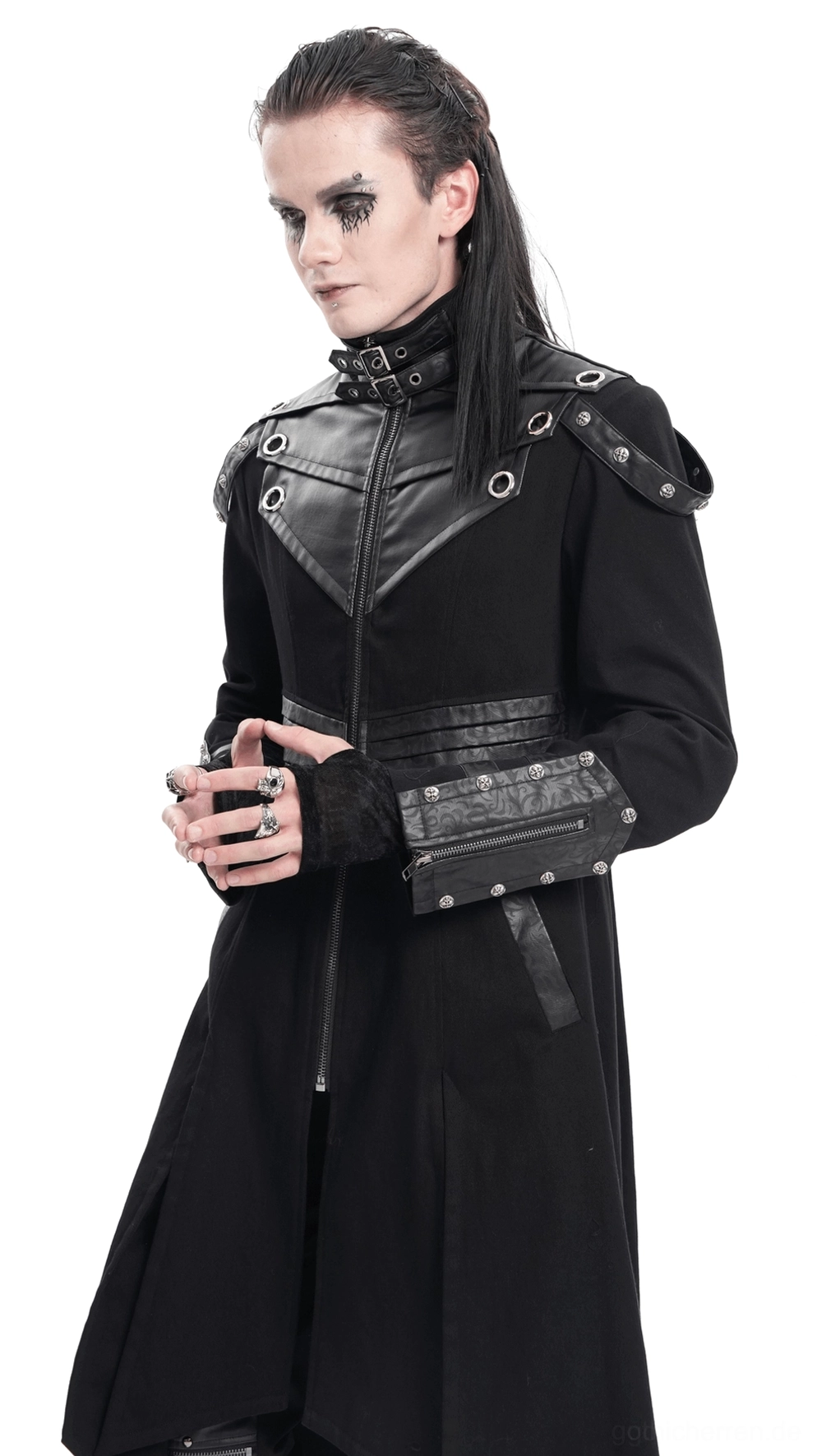 Seitenprofil des schwarzen Gothic-Trenchcoats in voller Länge, zeigt tailierte Silhouette, asymmetrischen Saum und geschichtete Leder-Panele