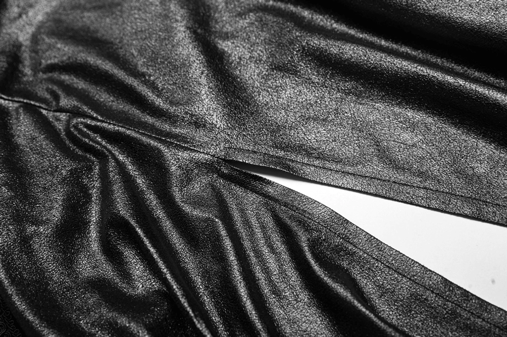 Schwarzer Gothic Umhang Stoff-Textur Nahaufnahme – metallischer Satin-ähnlicher Glanz mit feinen Drapierungsfalten