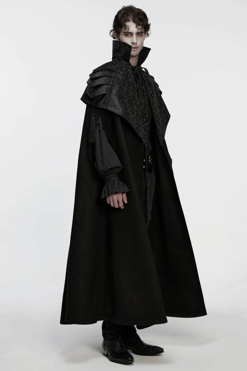 Schwarzer Gothic Umhang mit strukturierten Schultern - bodenlange schwarze Silhouette und architektonisches Schulterrüstungs-Pauldron-Design mit Jacquard