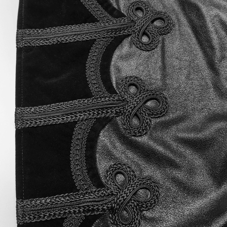 Schwarzer Gothic Umhang vollständige Länge – elegante drapierte Silhouette mit Kapuze auf Modell in Studio-Umgebung