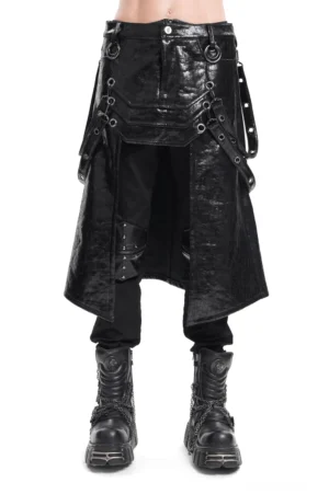 Schwarzer Kunstleder Gothic Utility Herrenrock Vorderansicht mit O-Ring Riemen und asymmetrischem Vorderseiten-Schlitz auf männlichem Modell in Studio-Umgebung