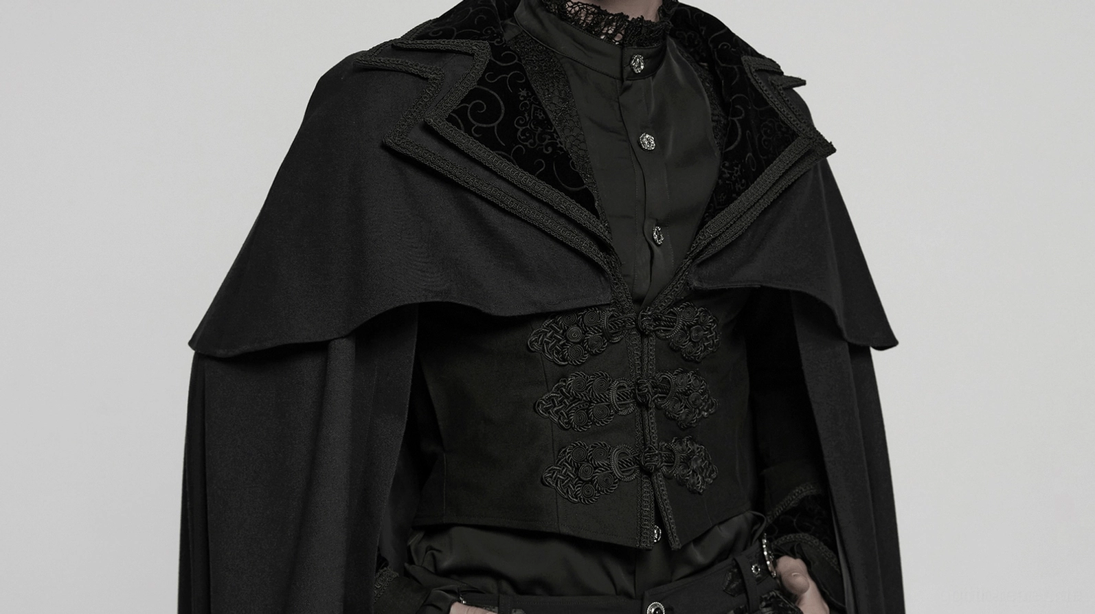 Schwarzer Gothic-Vampir-Mantel zeigt aufwendige gestickte Samtverzierung auf Kollarenkonstruktion und Kragen-Detailierung mit Barock-inspiriertem Design