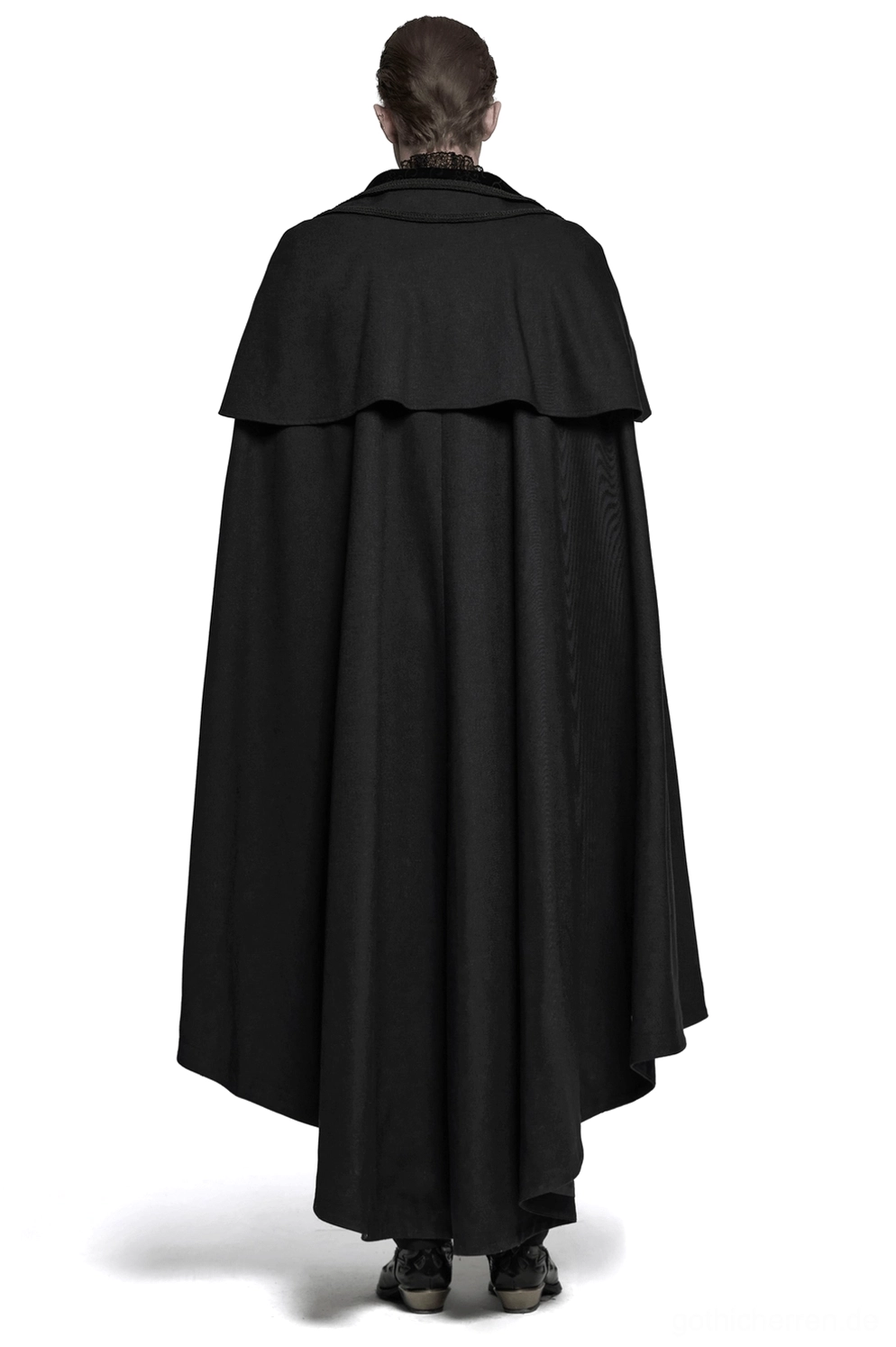 Rückansicht des schwarzen Gothic-Vampir-Mantels mit bodenlangia fließendem Cape und Schulter-Overlay, zeigt drapierte Samtstruktur und dramatische Länge
