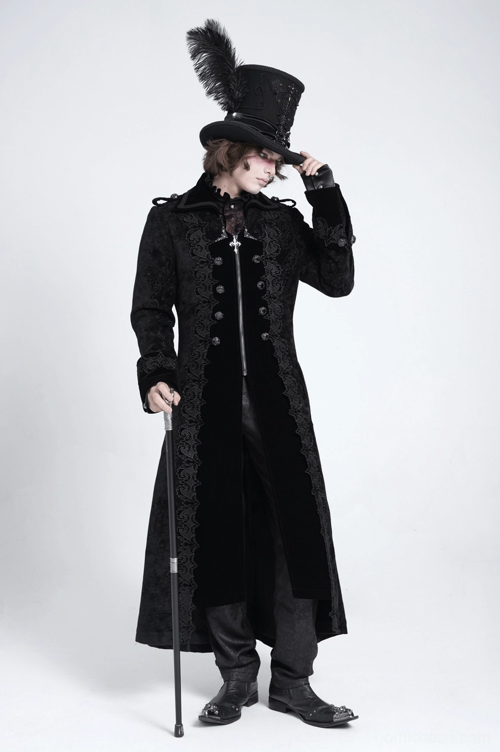 Schwarzer Gothic-Velours-Frack mit aufwendigen Brokat-Mustern und taillierter Silhouette auf Model – gotische Eleganz