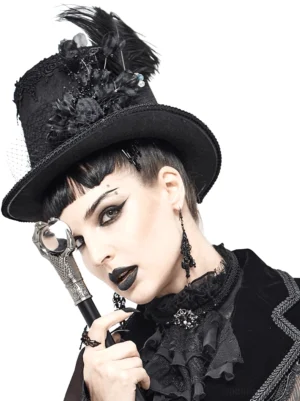 Schwarzer Gothic Zylinder mit abnehmbarer Straußenfeder und 3D Stoffblüten, linke Dreiviertelansicht an Model mit Spitzentrim und Monokular-Accessoire