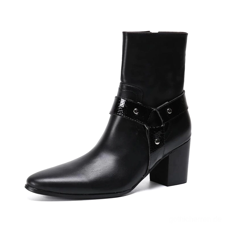 Einzelner schwarzer Gothic Leder-Ankle-Boot mit Spitzform und Seitenreißverschluss, drei-Viertel Profilansicht zeigt Absatz und Riemen-Design