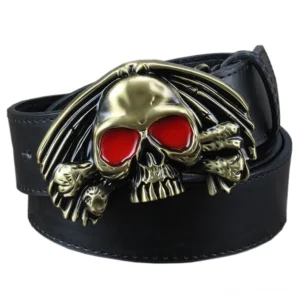 Schwarzer gotischer Totenschädel-Gürtel für Herren mit roter Email-Schnalle, antike Bronze-Schädel auf schwarzem PU-Lederriemen, Vorderansicht des Statement-Accessoires