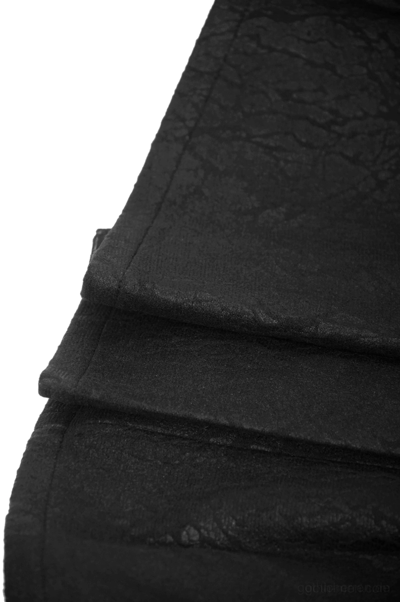 Makro-Detailaufnahme von Kunstleder-Falten und Plissee-Falten auf schwarzem Gothic-Herrenrock, Texturdetail