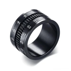 Schwarzer Edelstahl Kamera-Objektiv Spinner Ring mit präzise geätzten Blendenzahlen und geometrischem Design – Gothic Industrial Schmuck Vorderansicht