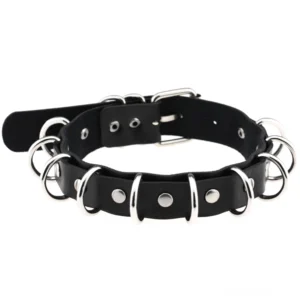 Schwarzer Kunstleder Gothic Choker mit versilberten Metallringen und verstellbarer Gliederkette Verschluss vor weißem Hintergrund