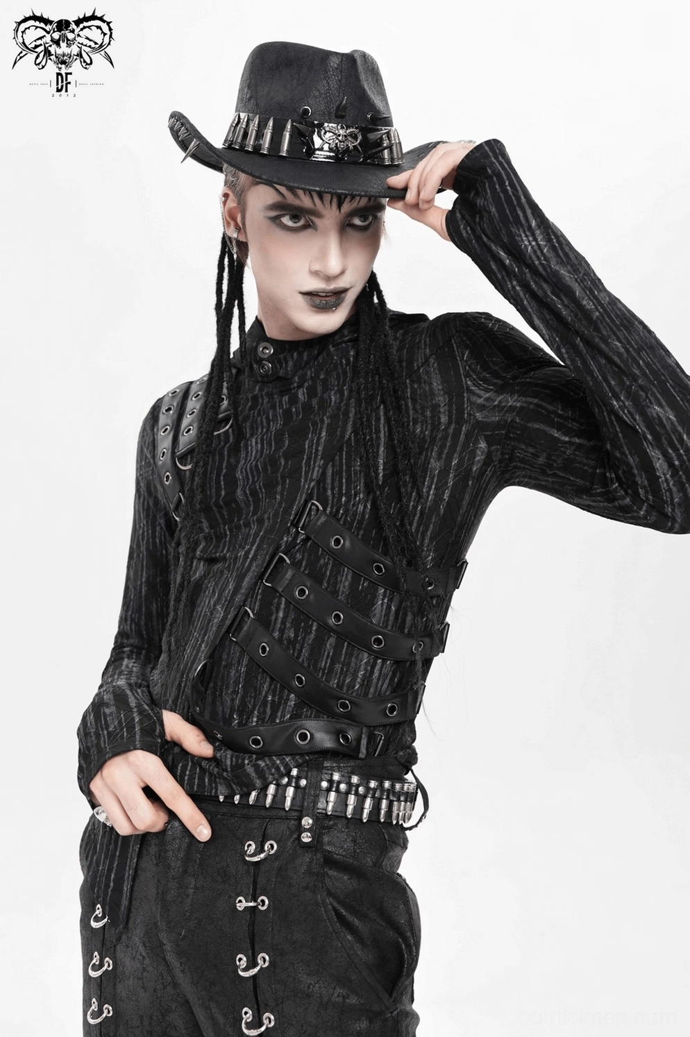 Schwarzer Kunstleder Gothic Western Cowboy Hut mit Metallspike-Hardware auf weißem Display-Schaufenster-Kopf, Punk-Rock-Mode-Hut