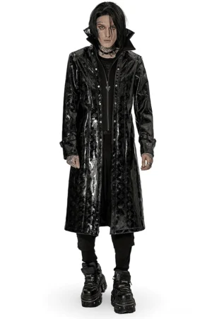 Schwarzer Lackleder-Trenchcoat mit geprägten Kreuzmotiven, Frontansicht mit männlichem Model, Doppelstehkragen und tailierte Silhouette