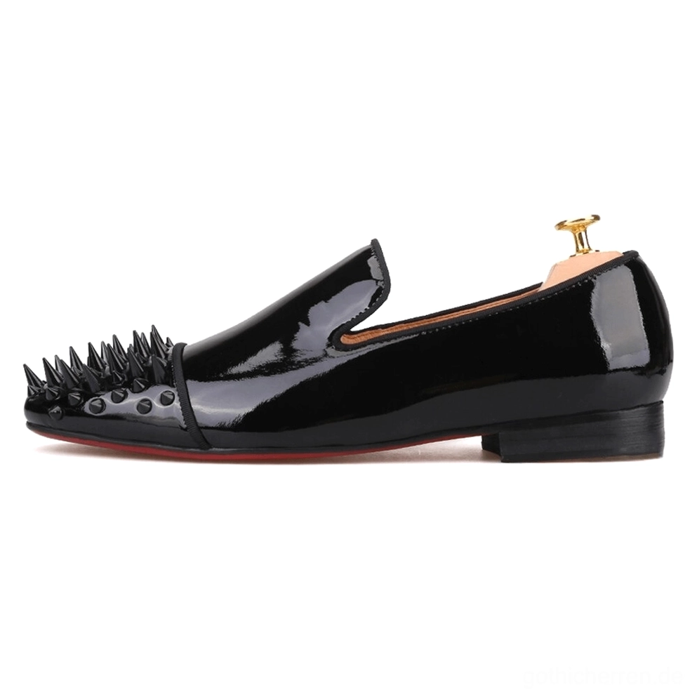 Einzelner schwarzer Lackleder Gothic Loafer in vollständiger Seitenprofilansicht mit goldfarbenem Schuhleisten und roter Gummisohle