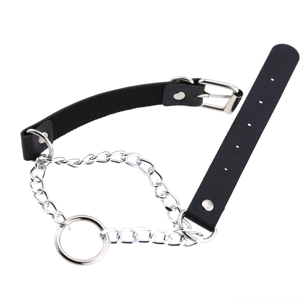 Schwarzer Leder Choker entfaltet mit Metallstiftverschluss-Befestigung, angebrachten silbernen Ketten und O-Ring Pendant, Gothic Schmuck Seitenansicht detail