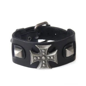 Schwarzes echtes Leder gotisches Cross-Biker-Armband Flachansicht Vorderseite mit silbernem Metallkreuz und Pyramidennieten Details