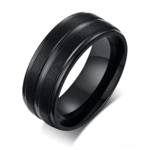Schwarzer Matter Edelstahl Gothic Groove Ring mit geometrischem Rillenmuster in Schrägaufsicht auf weißem Hintergrund, industrielle Alternative Schmuck