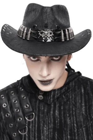 Schwarzer Gothic Cowboy Hut mit Metallspitzen und Bullet-Nieten, vorne getragen von männlichem Model mit dunklem Punk-Makeup und Gothic-Aesthetic, Frontansicht des alternativen Western-Hutes