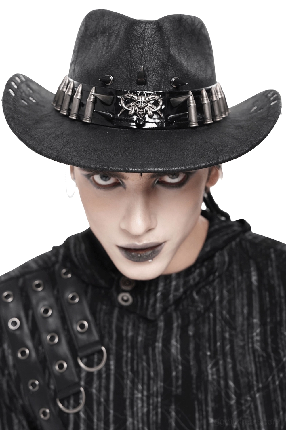 Schwarzer Gothic Cowboy Hut mit Metallspitzen und Bullet-Nieten, vorne getragen von männlichem Model mit dunklem Punk-Makeup und Gothic-Aesthetic, Frontansicht des alternativen Western-Hutes