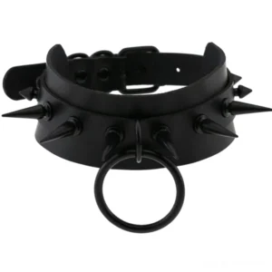 Schwarzer Nieten-Leder-Choker von oben mit zentralem O-Ring und präzise platzierten Spike-Nieten – Details der Handwerkskunst und Konstruktion