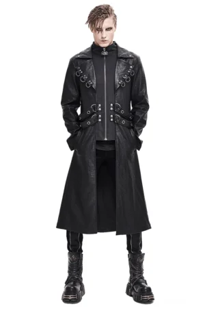Schwarzer Gothic-Ledermantel mit Nieten und D-Ring-Riemen, Frontalansicht auf männlichem Model, zeigt durchgehenden Frontreißverschluss und Metallhardware-Details