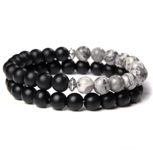 Schwarzer Onyx und grauer Mapstone doppellagiges Perlenarmband Gothic mit versilberten Spacern, elastische Konstruktion, Draufsicht Flachaufnahme Studio