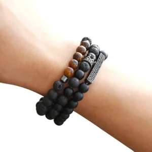 Schwarzer Onyx Gothic Armband mit vintage Kronenverzierung auf männlichem Handgelenk, Draufsicht-Nahaufnahme zeigt gothische Perlendetails und Naturstein-Qualität, unisex Schmuck