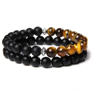 Schwarzer Onyx und Tiger's Eye Perlen Gothic-Armband Kollektion, doppellagiges Design mit Metall-Akzenten, Flachaufnahme Produktfotografie