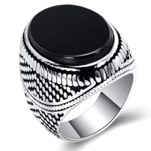 Schwarzer Onyxring Siegelring Herren Gothic Vintage Punkt Streifenmuster Edelstahl Vorderansicht Schräglicht Studio