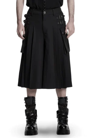 Schwarzer Plissee-Cargo-Herrenrock mit Industrial-Schnallen – Vorderansicht im Studio mit gotischen Accessoires und Combat Boots