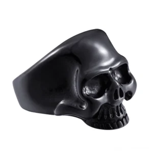 Schwarzer polierter Totenkopf-Siegelring aus Edelstahl 316L mit hochglanzierter Spiegelfinish, Seitenansicht zeigt anatomische Schädeldetails und gotische Handwerkskunst