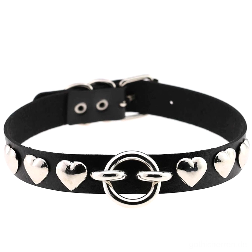 schwarzer pu leder herzchoker mit silber o-ring anhänger und dekorativen metall herznieten flach gelegt produktansicht