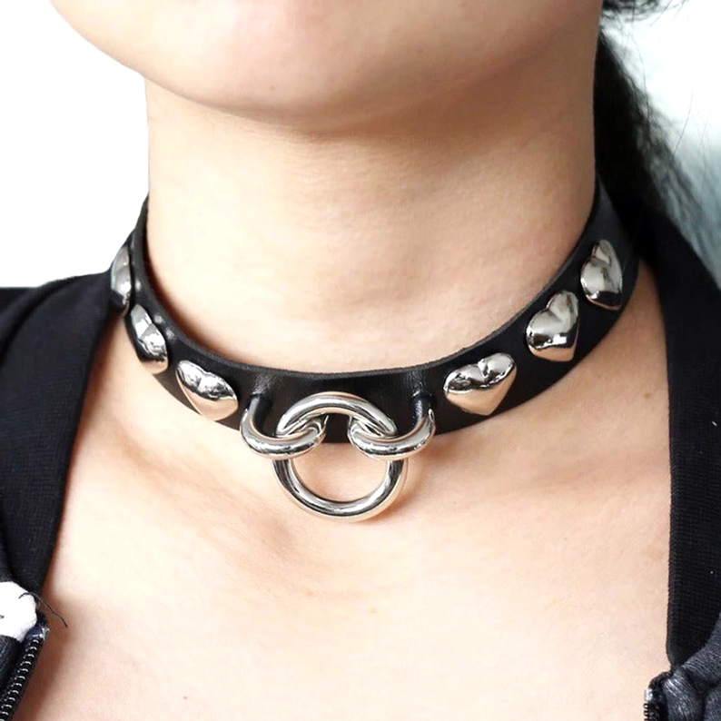 schwarzer pu leder herzchoker mit silbernen studs am hals getragen nahaufnahme styling gothic halsband