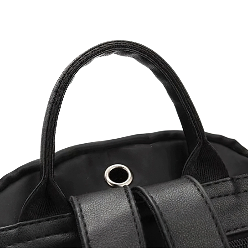 Schwarzer Rucksack verstellbare Gurte Leder Akzente gothic minimalistischer Bau Handwerk