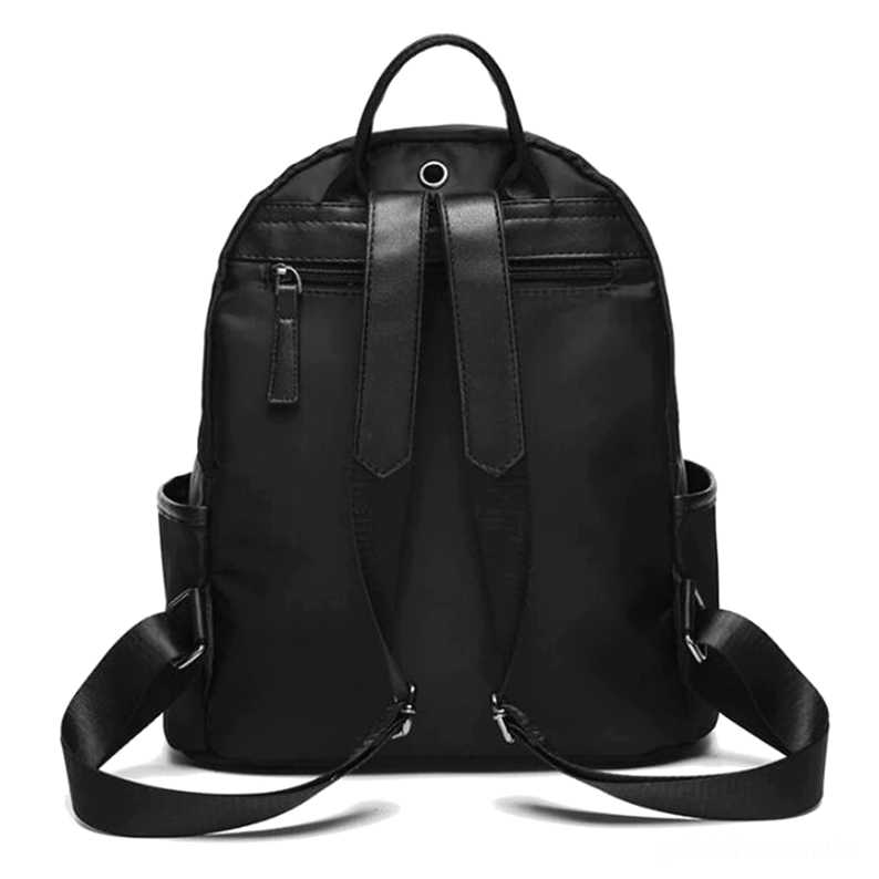 Schwarzer Rucksack Rückansicht Leder Tragegriff obere Reißverschlusstasche gothic minimalistischer Stil