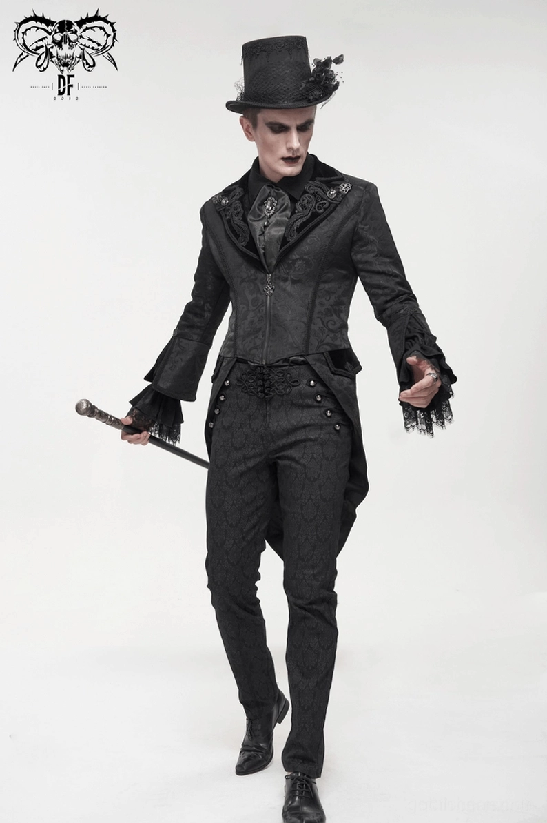 Schwarzer Samt-Gothic-Swallowtail-Frackmantel Nahaufnahme auf Model, gestickte und Metallbeschlag-Verbesserungen sichtbar