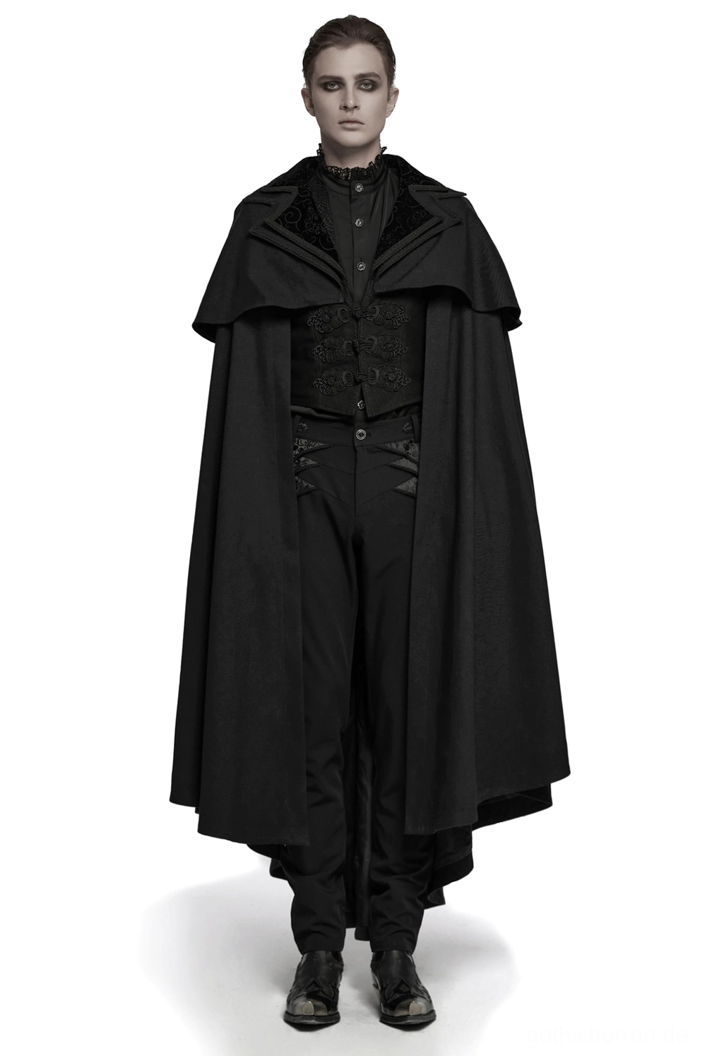Männlicher Model trägt schwarzen Samt-Gothic-Vampir-Mantel mit doppeltem Kragen von vorne, ganzkörperige Studioaufnahme mit detailliertem Blick auf gestickten Kragen