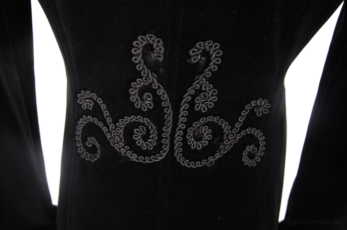 Nahaufnahme der Kettenornamentik-Details am schwarzen Samtvesselmantel - zeigt intricate symmetrische Kettenranken-Stickerei auf schwarzem Samtmaterial mit geschwungenen viktorianischen Motiven