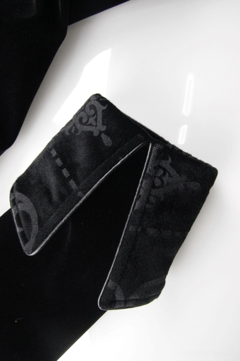 Detailansicht der Samtmanschette mit Muster am schwarzen Samtvesselmantel - zeigt gemusterte Samtumschlag-Manschetten mit silbernem Paspelrand und Split-Cuff-Design auf schwarzem Samt