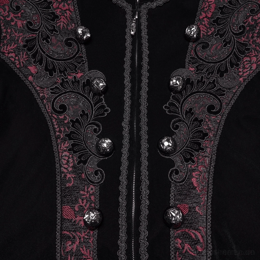 Detaillierte Nahaufnahme der Frontbestickung des schwarzen Samtmantels zeigt intricate Weinrot-Barockranken und Metallknöpfe am Reißverschluss