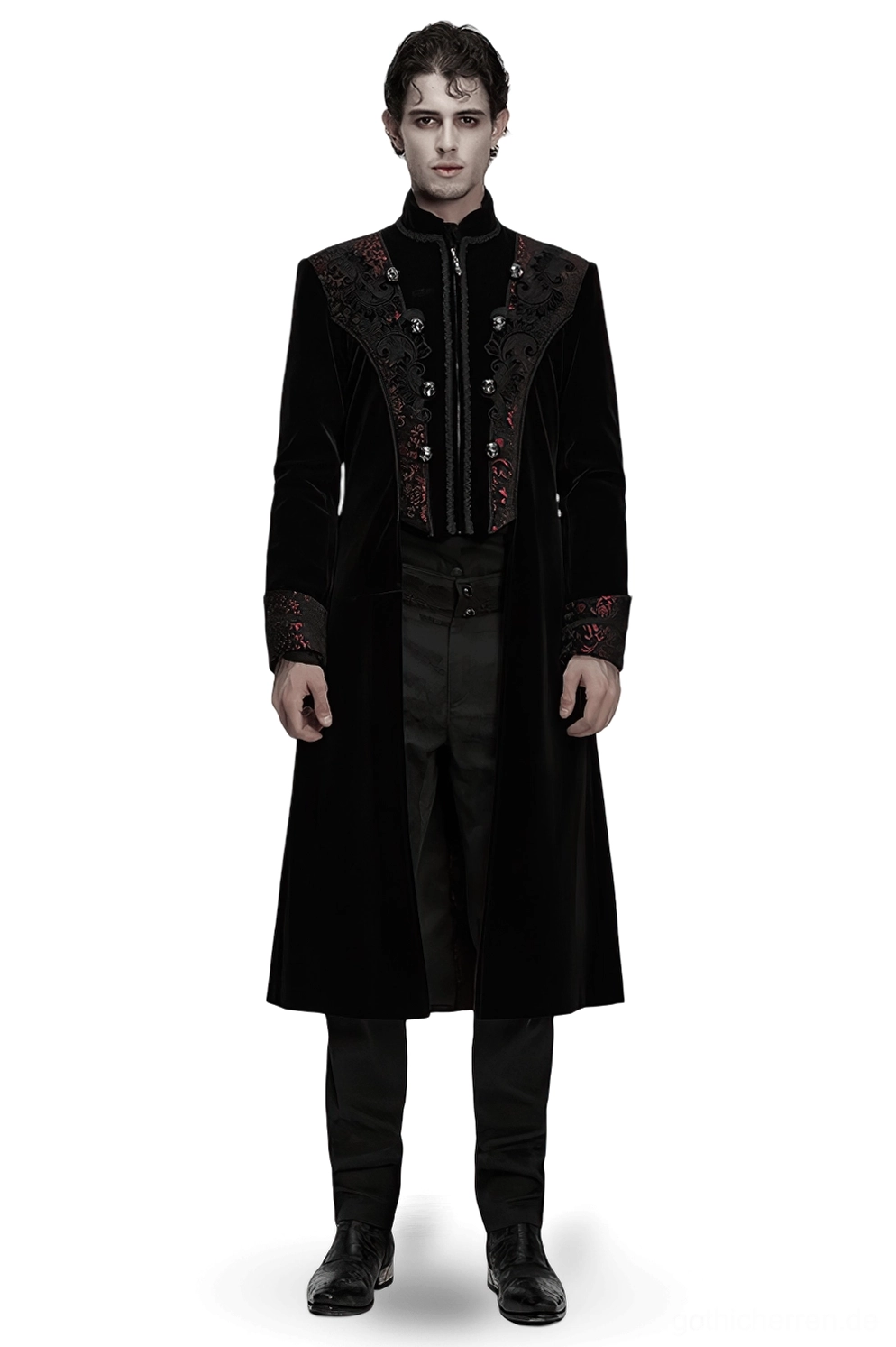 Schwarzer Samtmantel mit Weinrot-Stickerei – Herren Gothic Palace Coat Frontansicht Vollbild getragen auf Modell mit formalen schwarzen Hosen und Lederstiefeln