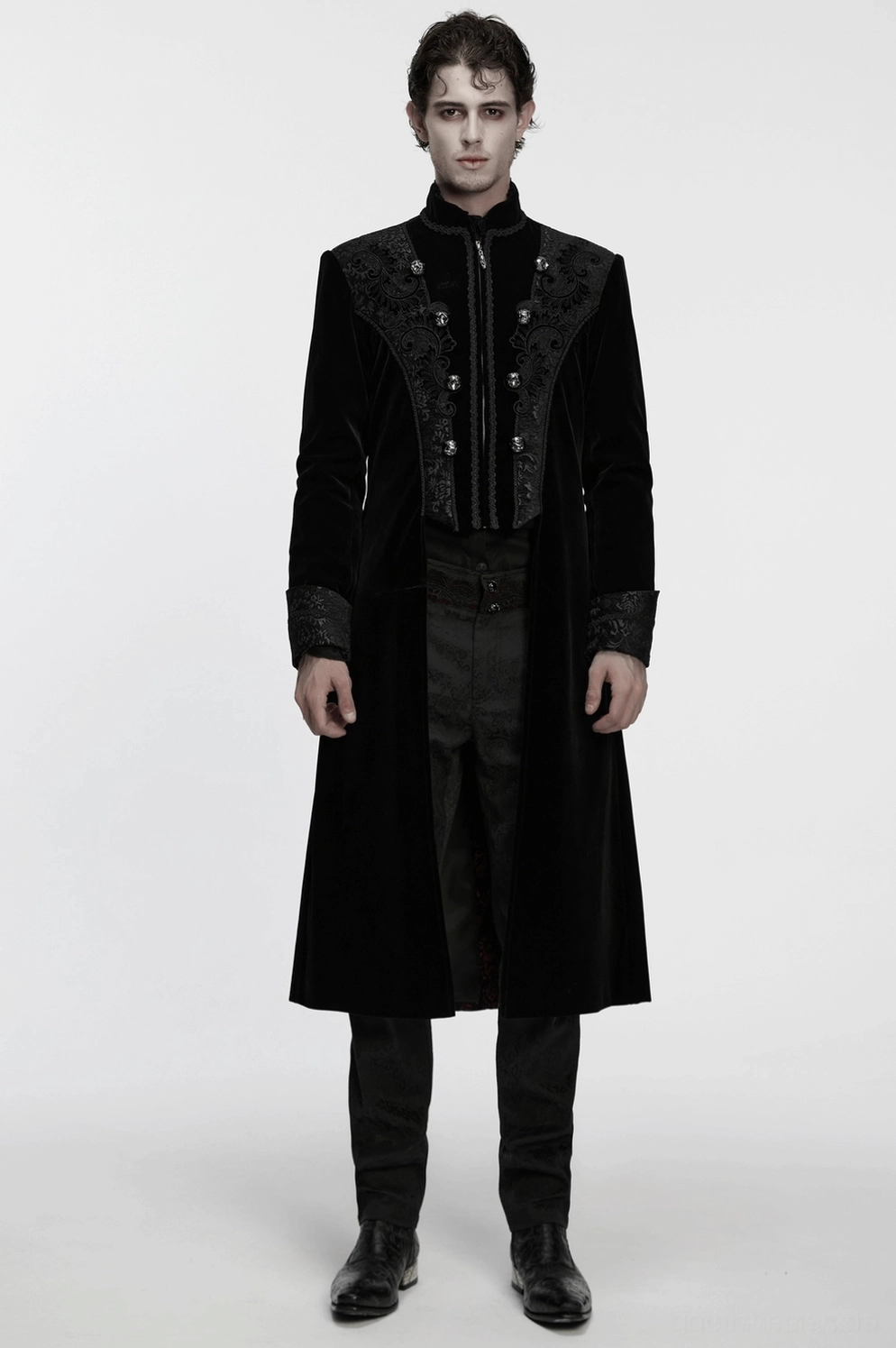 Schwarzer Velours-Gothischer Herrenmantel in voller Länge als Model-Trageansicht, zeigt dramatische theatralische Silhouette und formale Alternative-Fashion-Styling-Inspiration