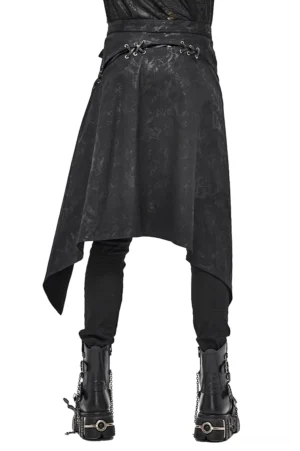 Rückansicht des schwarzen distressed Steampunk Kilts auf männlichem Model, zeigt asymmetrischen Saum und Schnürdetails auf der Rückseite