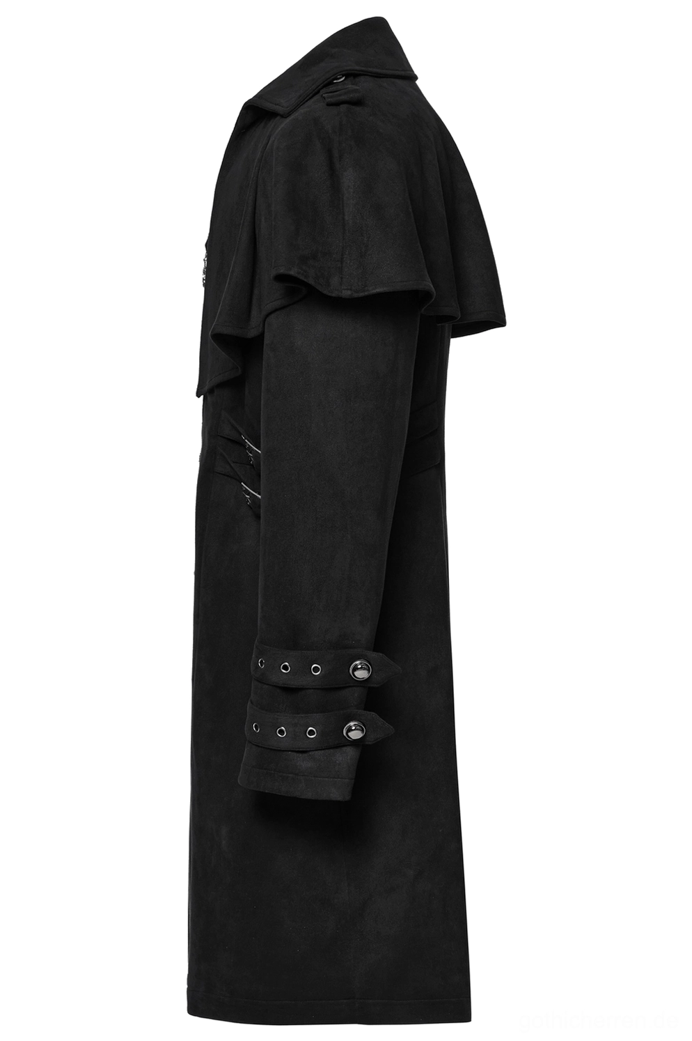 Schwarzer Suede-Gothic-Mantel Seitenprofilansicht zeigt tailierte Ärmelbauweise, dekorative Schnallenplatzierung, Cape-Schulter-Proportion und Kleidungssilhouette