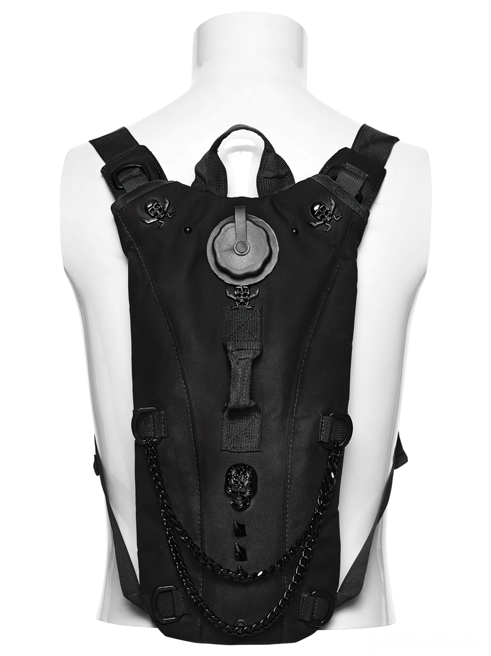 Gothic Tactical Rucksack mit Totenkopf-Emblemen und Kettendeko, Rückansicht auf Mannequin mit sichtbarem Hydration-Port und industriellem Design-Detail