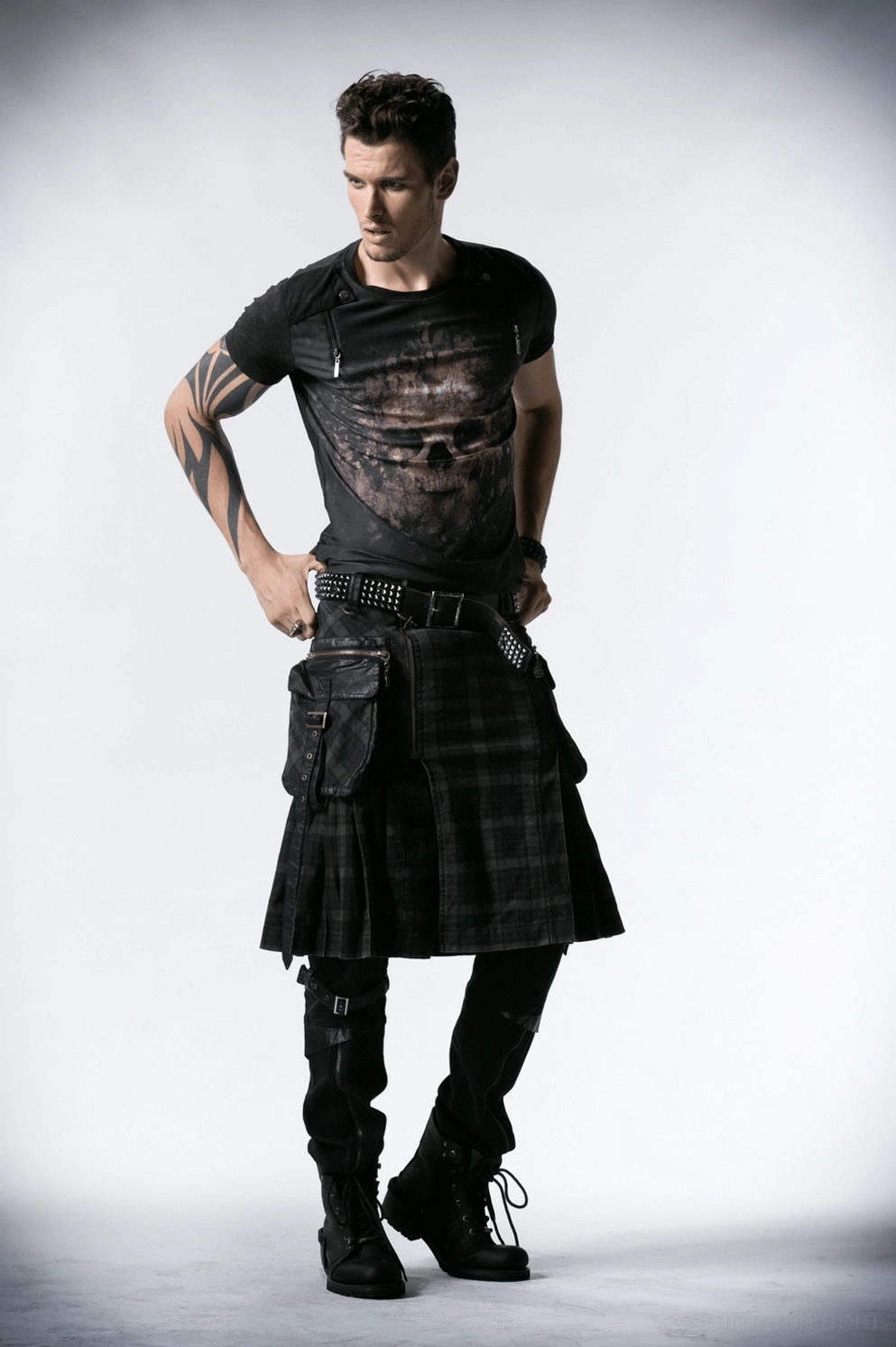 Schwarzer Tartan Cargo Herrenrock Produkt-Übersicht zeigt Kernmerkmale Design-Elemente Frontalreißverschluss und Taschenfunktionalität